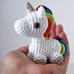 Mini licorne arc en ciel amigurumi by ahooka