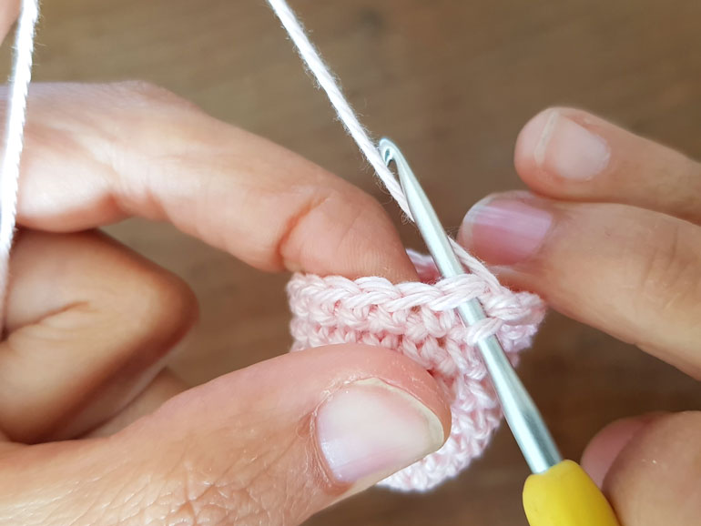 The difference between the V and the X shaped single crochet (yarn